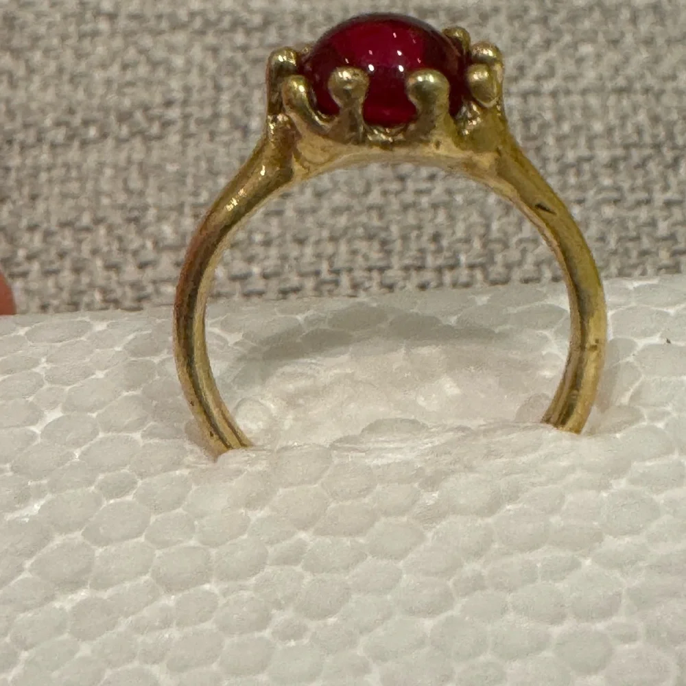 Beautiful ring with ruby-like gemstone. - Picture 3 of 4